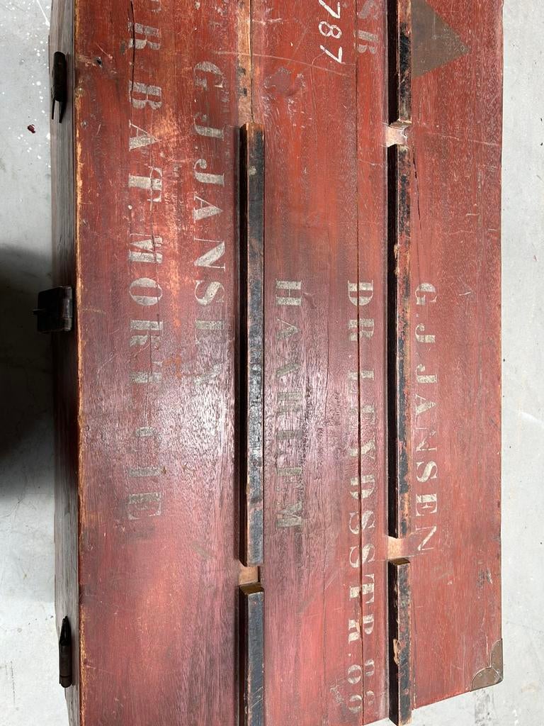 Antieke houten kist met militaire opschriften, Ophalen, 100 tot 150 cm, Zo goed als nieuw, 75 tot 100 cm