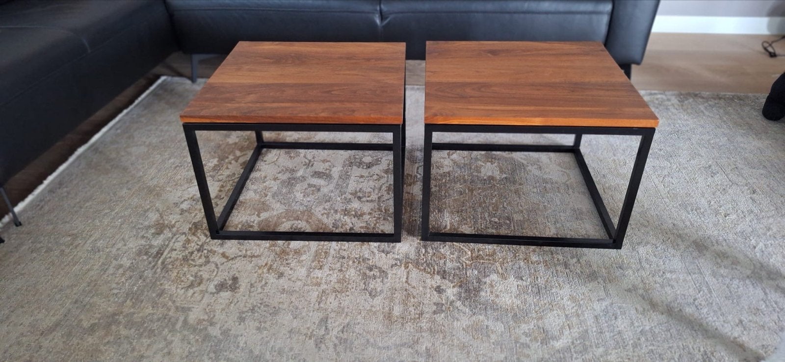 Set van 2 massief noten bijzettafels met zwart frame, Huis en Inrichting, Tafels | Salontafels, Ophalen, Vierkant, Nieuw, 50 tot 100 cm