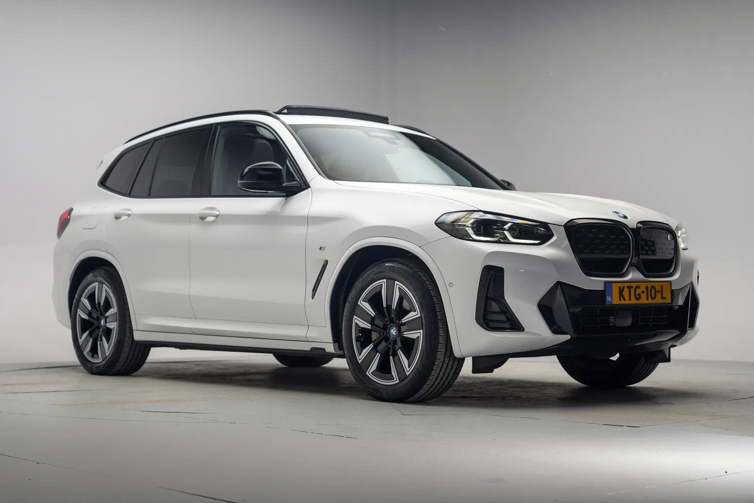 Foto 44 van BMW iX3 80 kWh M Sport Shadow [ Panorama Leder ACC ]
