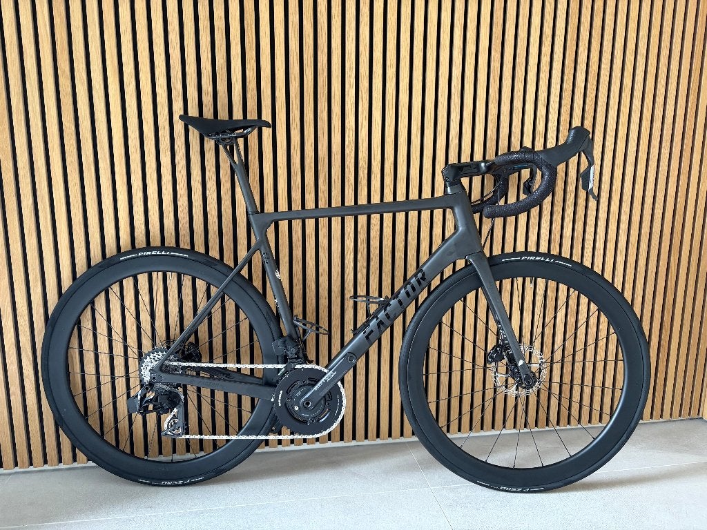 Unieke Factor O2 – Black Inc Stealth Edition (Maat 56), Gebruikt, Carbon, Meer dan 20 versnellingen, Schijfrem