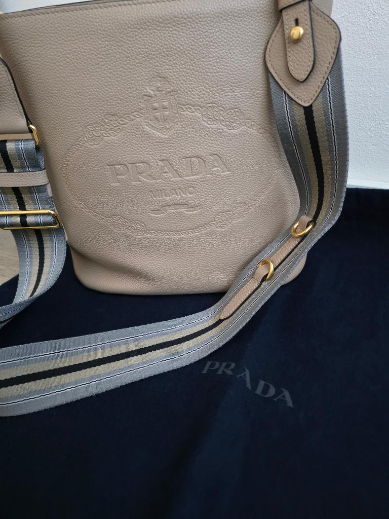 PRADA LEREN TAS MODEL LOGO-EMBOSSED 100% ORIGINEEL, Ophalen of Verzenden, Zo goed als nieuw, Beige, Overige typen