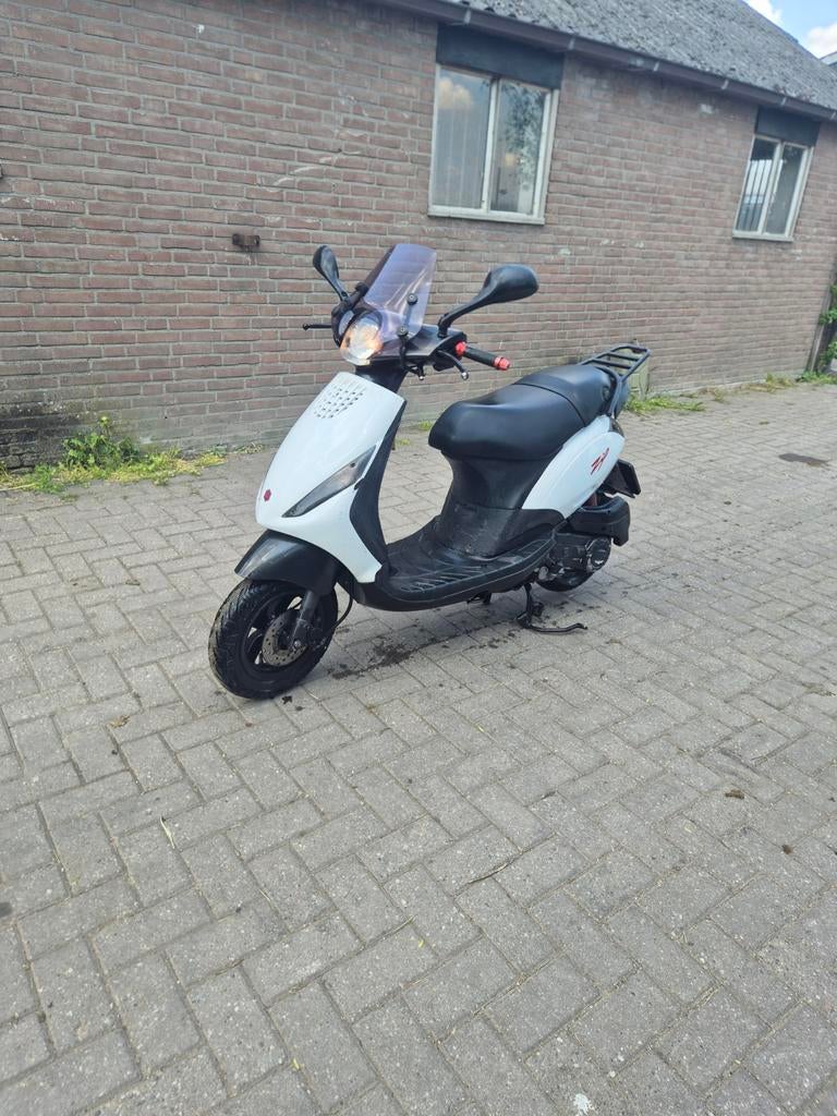 Zip 4 takt, Fietsen en Brommers, Scooters | Piaggio, Ophalen of Verzenden, Zo goed als nieuw, Benzine, Zip
