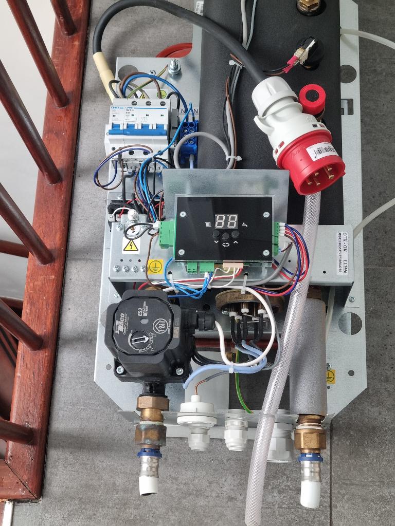 Electrische CV Bosch met boiler compleet nieuw staat, Ophalen, Cv-ketel of Combi-ketel, Minder dan 60 cm, Zo goed als nieuw
