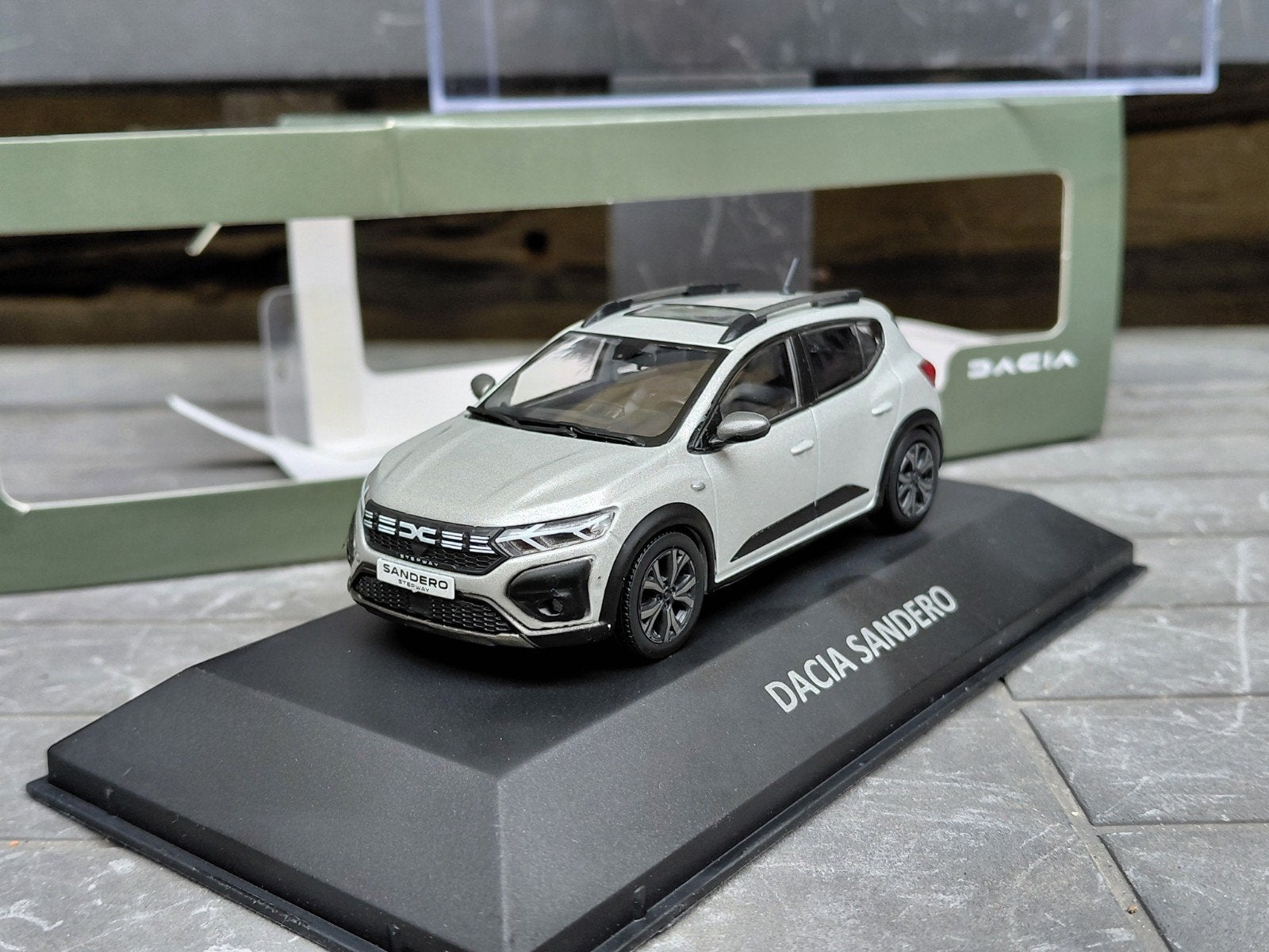 Dacia Sandero Stepway III 2022-2025 Moonstone Grey 1/43 Ixo, Ophalen of Verzenden, Zo goed als nieuw, Auto, Overige merken