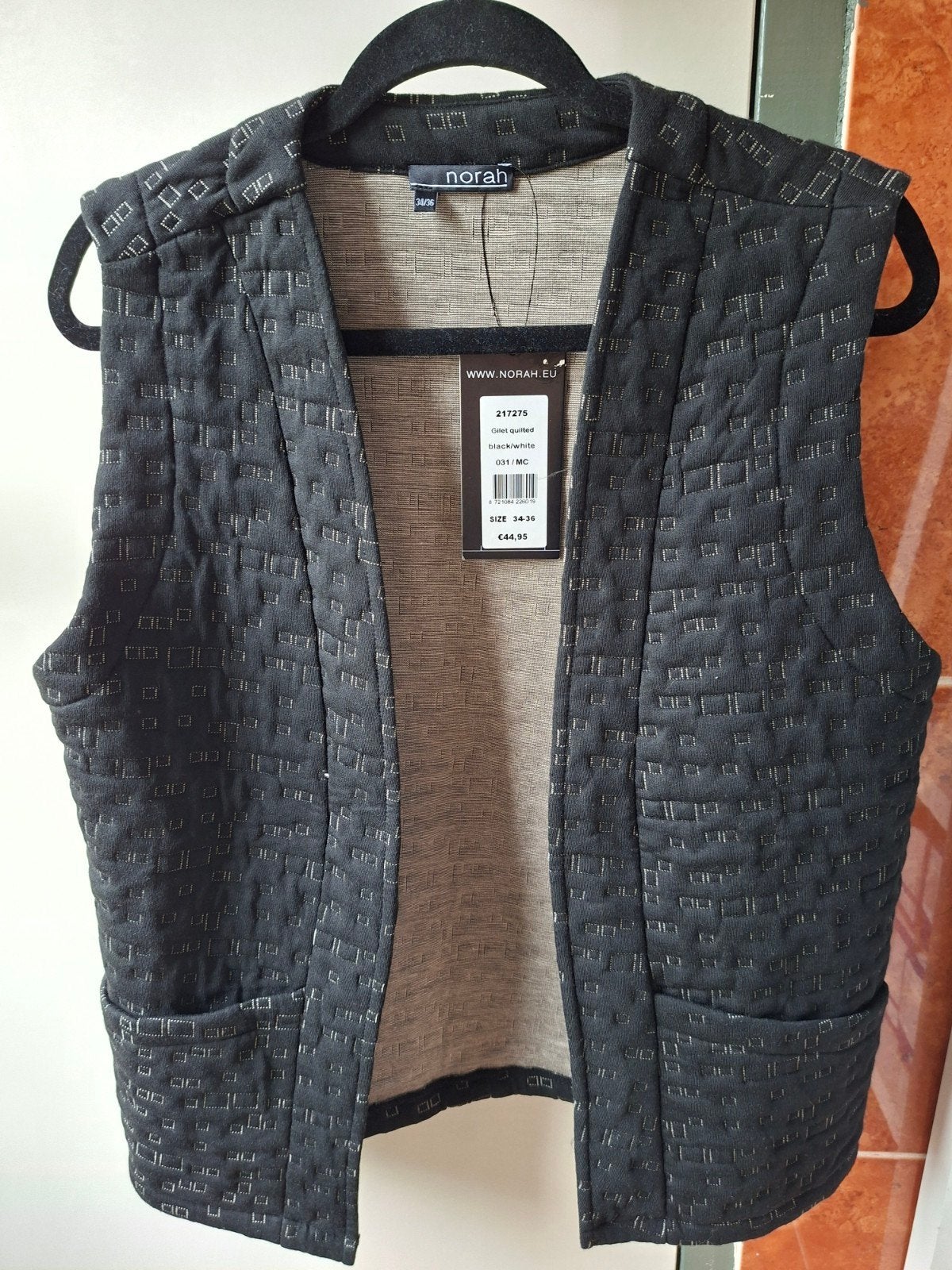 Norah gewatteerd gilet zwart/wit - Maat 34-36, Zwart, Nieuw, Ophalen of Verzenden, Norah