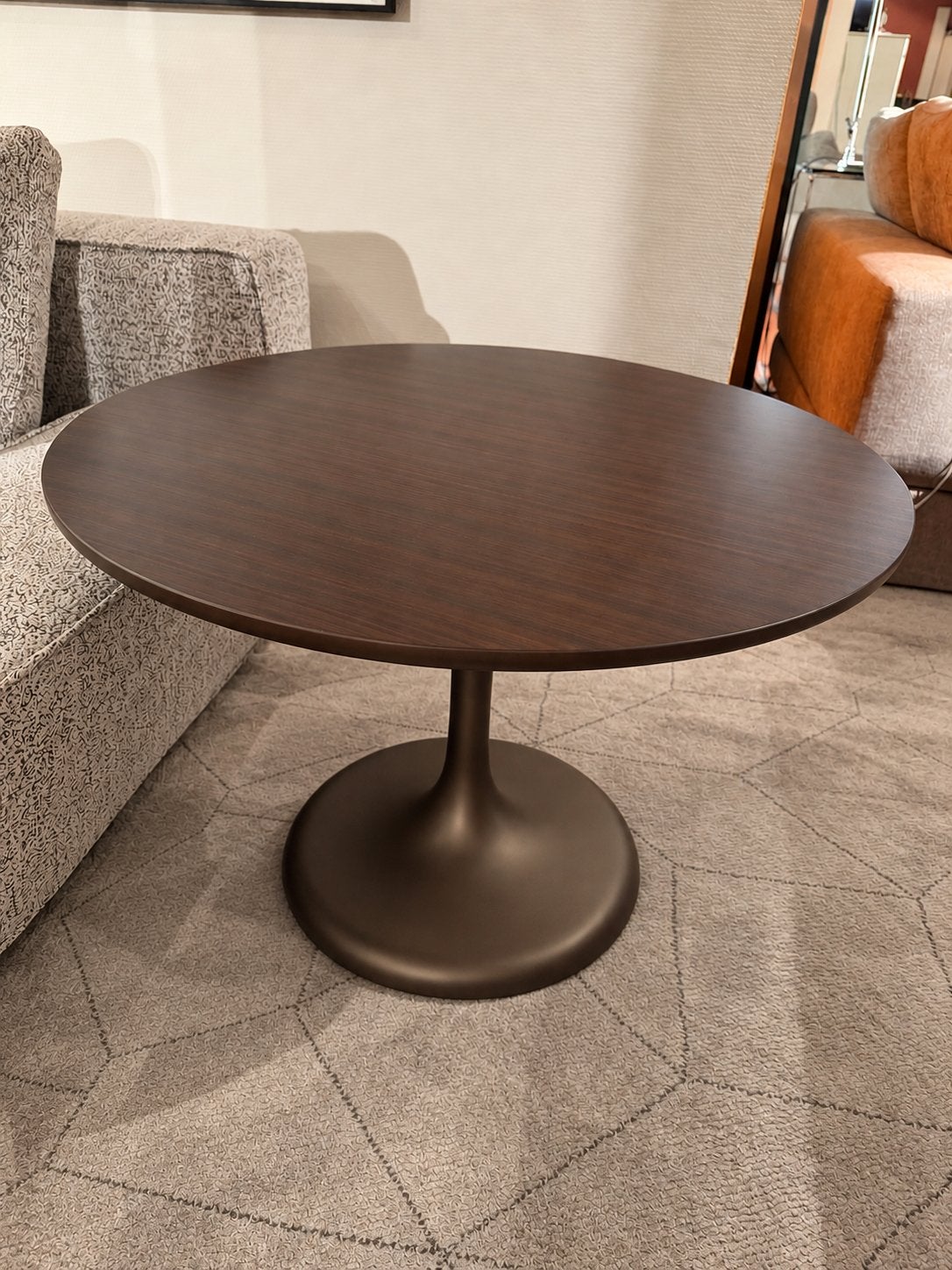 Minotti Oliver Sidetable 70cm brons trompet voet ebbenhout, Huis en Inrichting, Minotti, 9723 CA, Rond, Nieuw