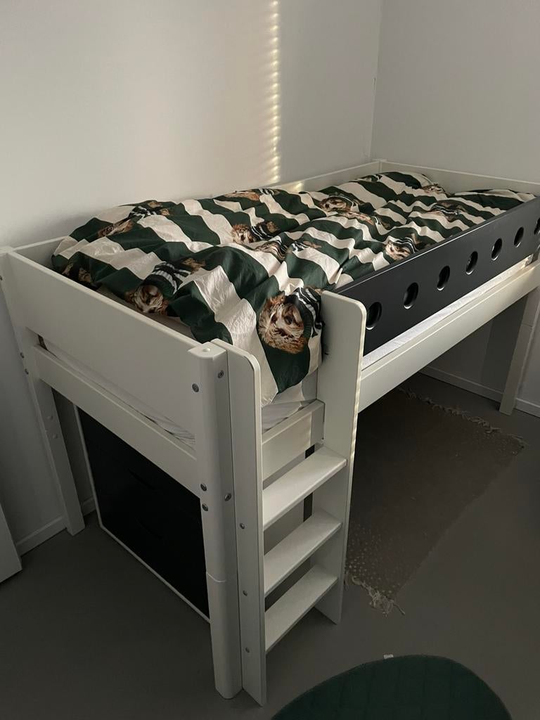 Flexa White halfhoogslaper, Kinderen en Baby's, Kinderkamer | Stapelbedden en Hoogslapers, Ophalen, Zo goed als nieuw, Halfhoogslaper