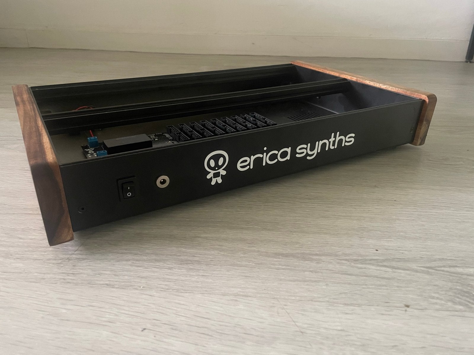 Erica Synths 2x84 HP Eurorack case met extra houten panelen, Muziek en Instrumenten, Ophalen of Verzenden, Zo goed als nieuw, Overige aantallen