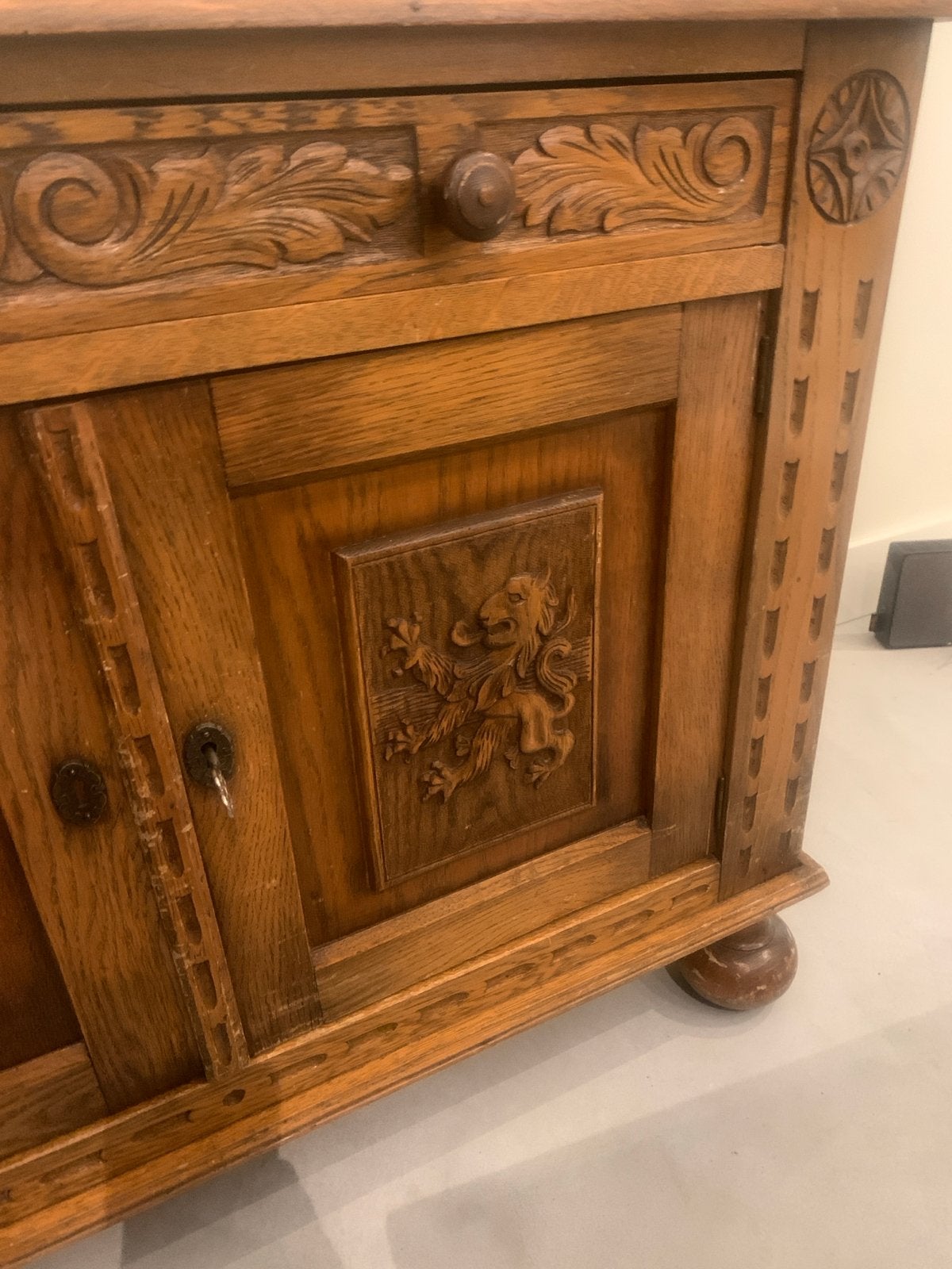 Antiek eiken kastje met houtsnijwerk, Ophalen of Verzenden
