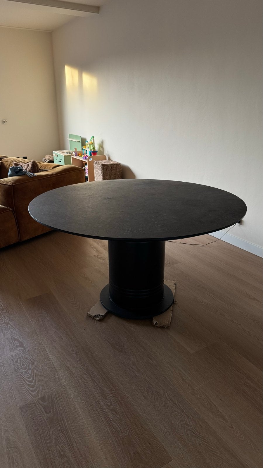 Zelfgemaakte tafel met ton en zwart mdf blad, Ophalen, Gebruikt, 100 tot 150 cm, Rond