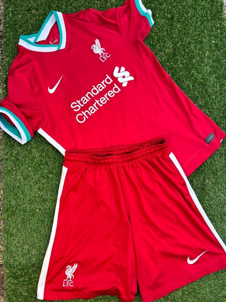 Origineel Liverpool Tenue 2020/2021 (shirt + Broekje) Maat M, Maat 48/50 (M), Nike, Ophalen of Verzenden, Zo goed als nieuw