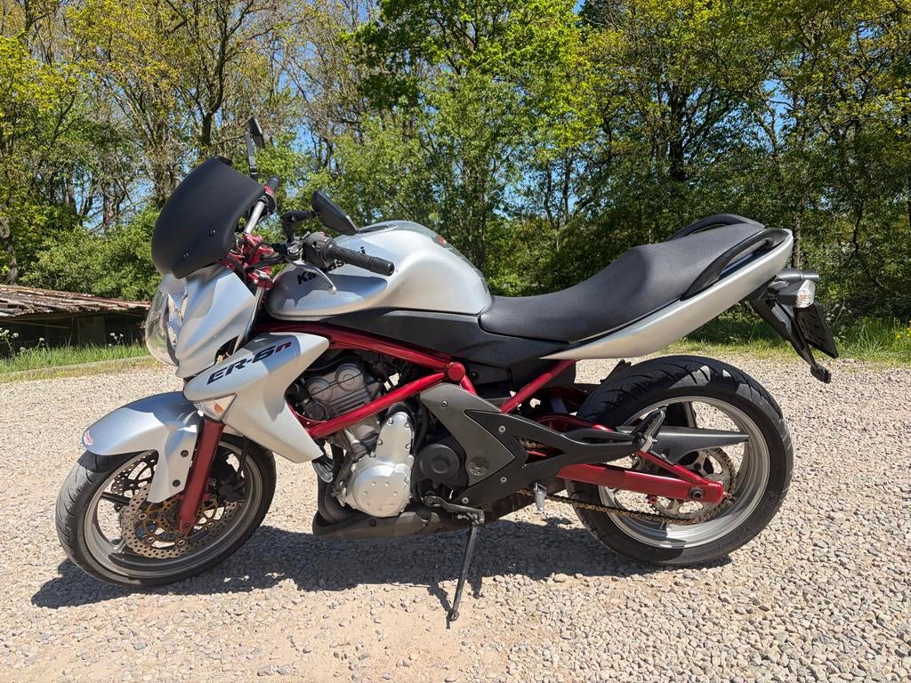 Kawasaki ER-6n - Sportieve Naked Bike met Akrapovic uitlaat, Motoren, 2 cilinders, Sportuitlaat, Gebruikt, Particulier