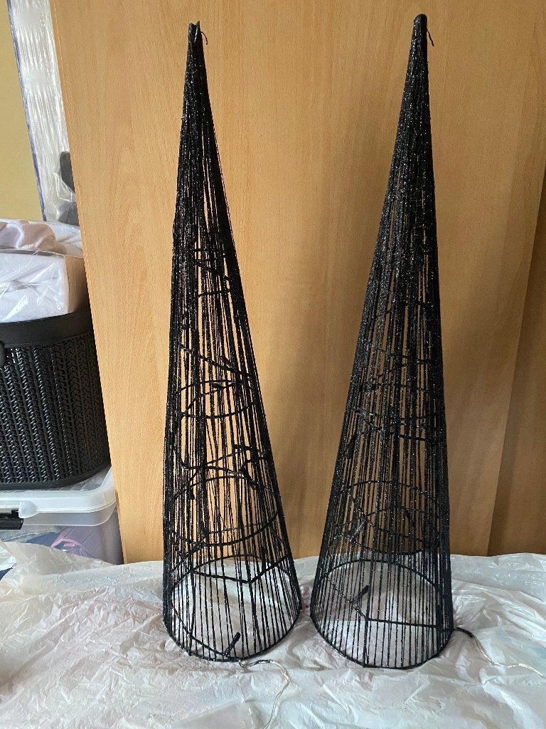 2 zwarte piramide kerstbomen, Ophalen, Zo goed als nieuw
