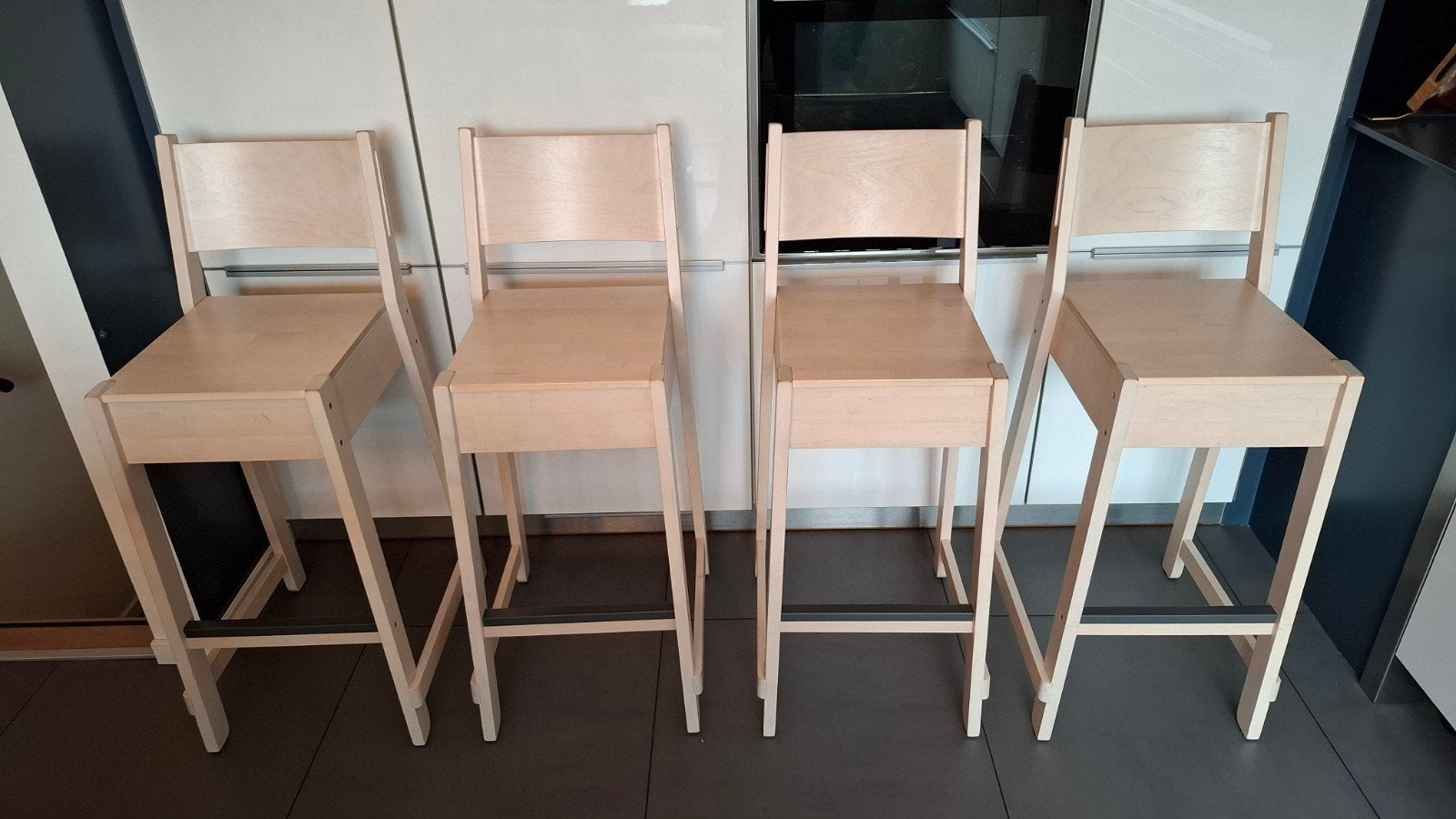 Gratis af te halen: 4 houten barstoelen (75cm zithoog, Huis en Inrichting, Ophalen, Gebruikt, 60 tot 90 cm, 4 krukken