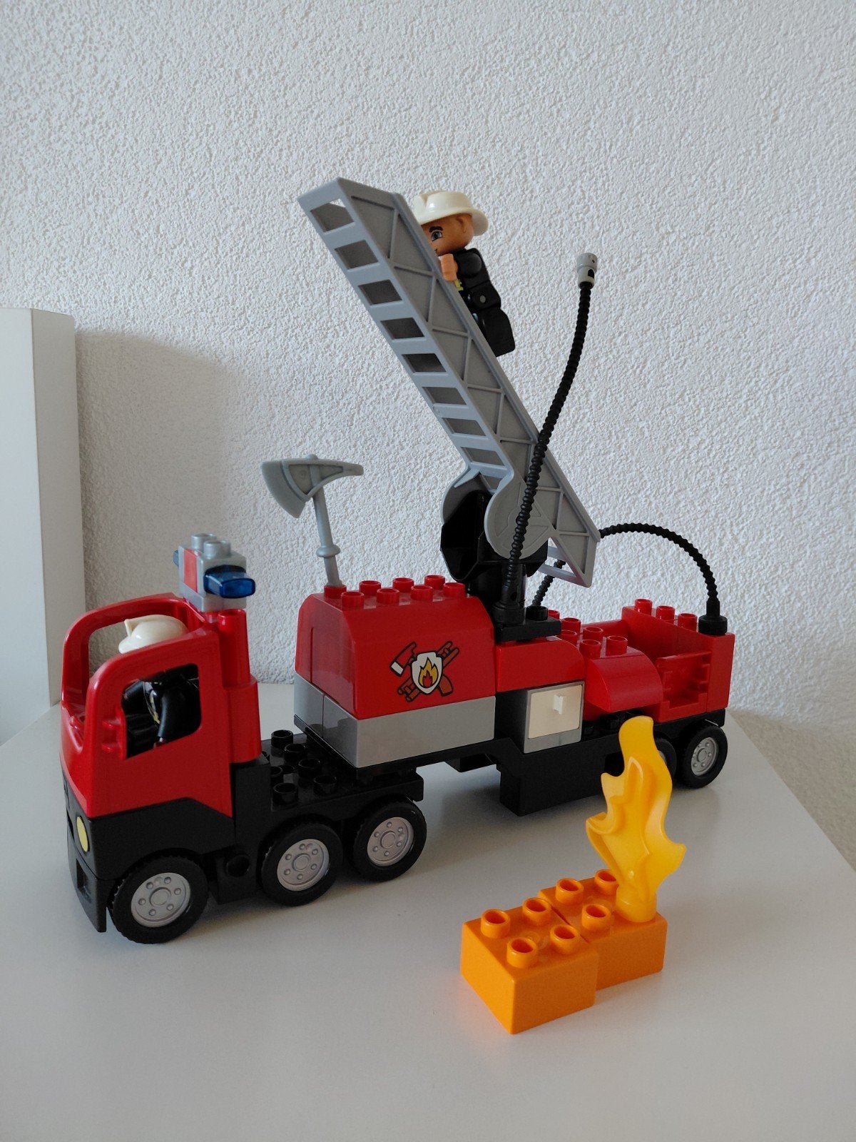 Duplo Brandweerwagen met brandweermannen en vlammen