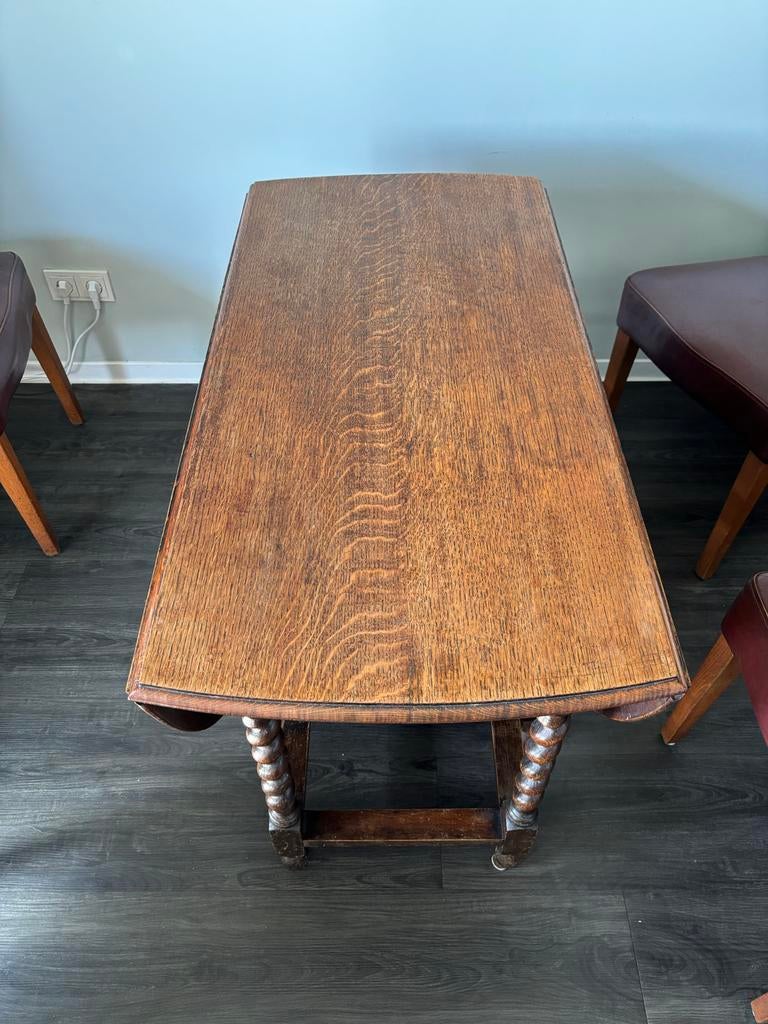 Antique wood table and chairs (set), Ophalen, Zo goed als nieuw, 4 tot 6 stoelen