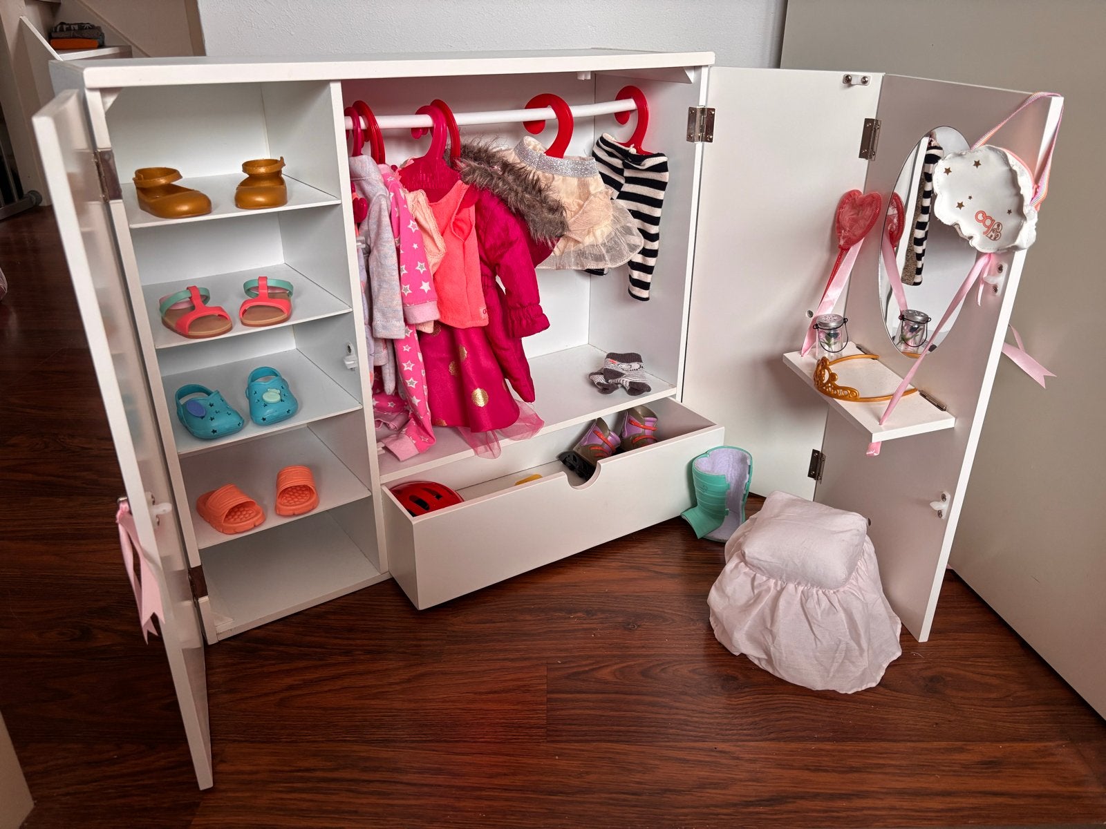 OUR GENERATION Poppenkast met accessoires en kleding, Kinderen en Baby's, Ophalen, Gebruikt, Toebehoren