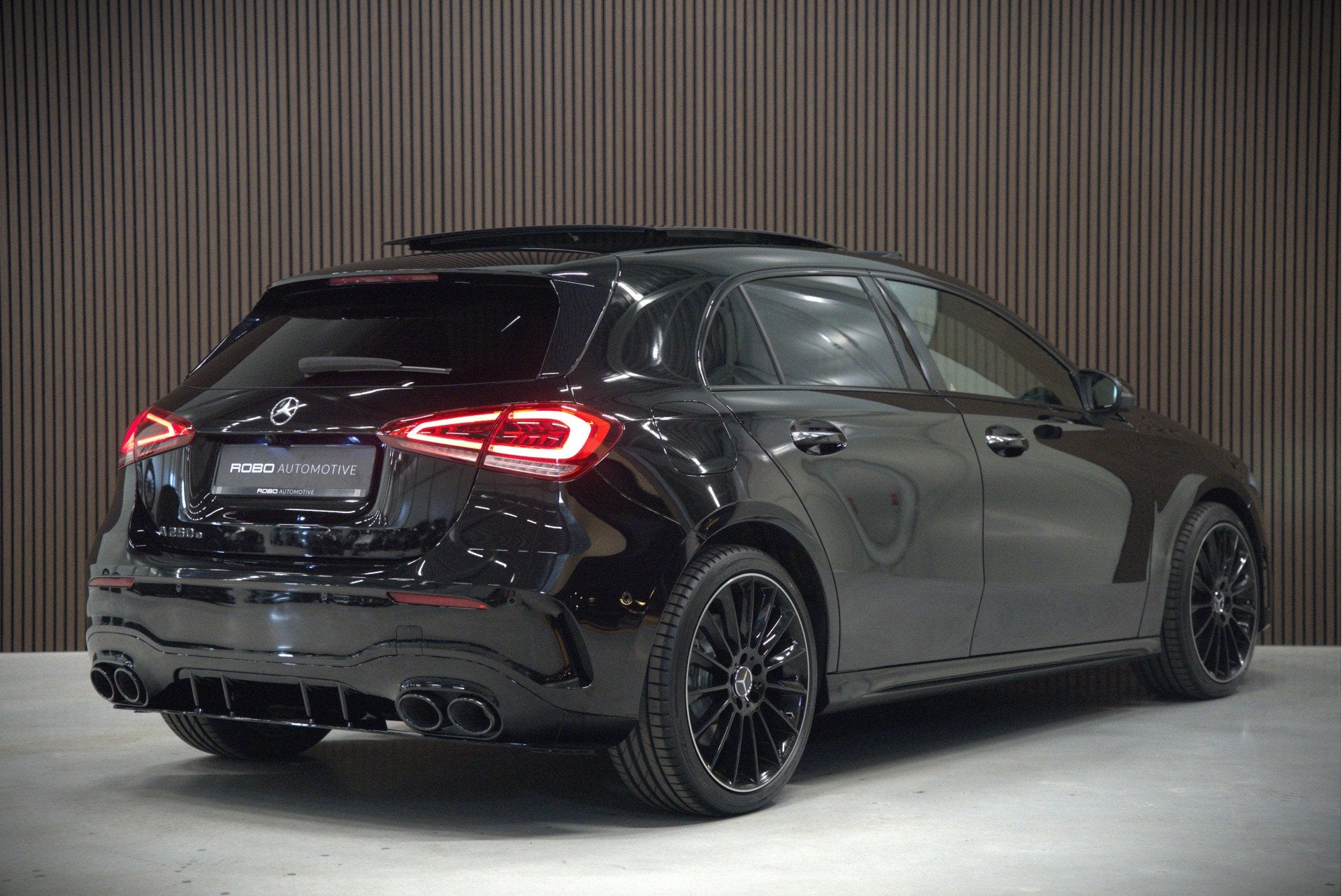 Mercedes-Benz A-Klasse 250 e AMG Line | Panoramadak | Stoelv, Gebruikt, 4 cilinders, 15 kWh, Zwart