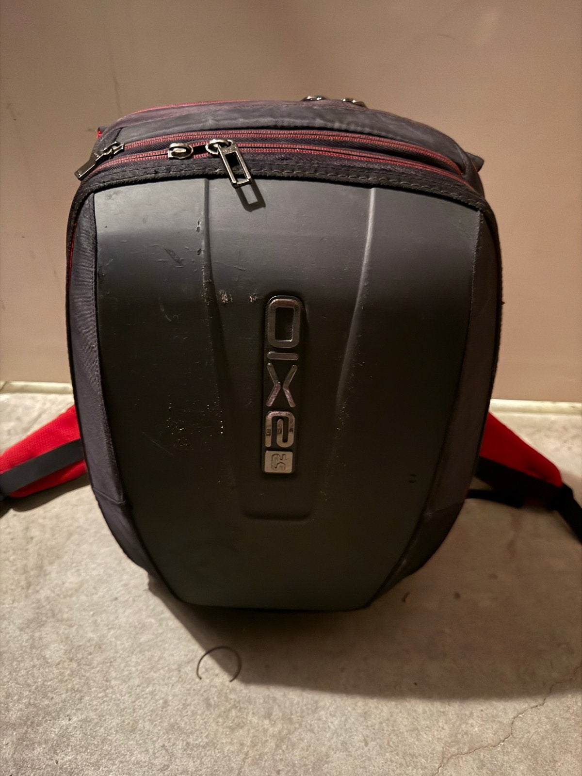 Axio hard-shell rugzak / motorrugzak zwart-rood, Sieraden, Tassen en Uiterlijk, Gebruikt, 25 tot 40 cm, Ophalen of Verzenden, Overige merken