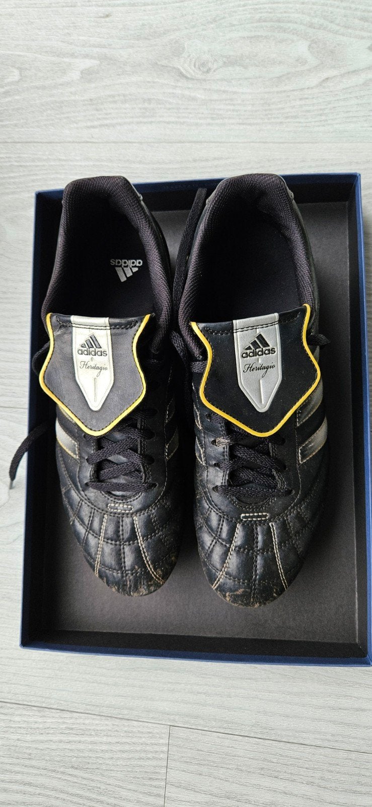 Adidas voetbalschoenen, Maat XS of kleiner, Ophalen, Zo goed als nieuw, Schoenen