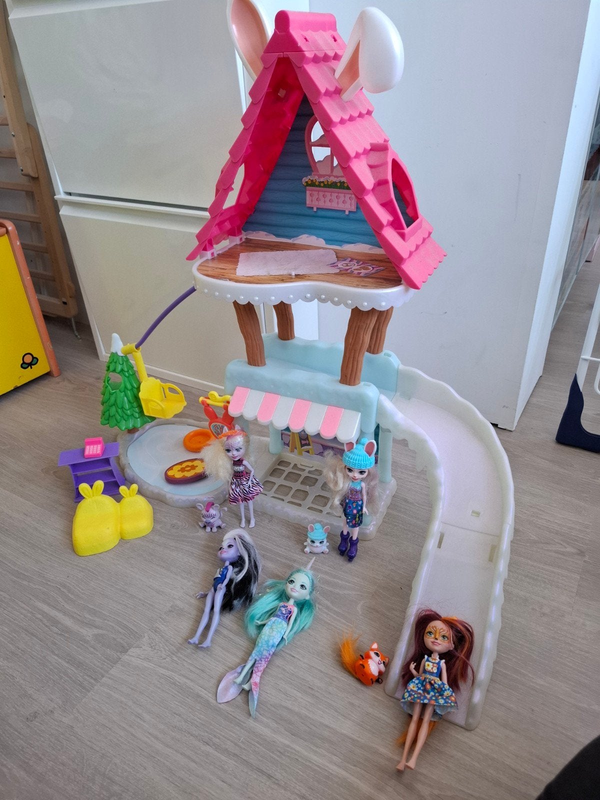 Enchantimals winter huis inclusief poppetjes en diertjes, Kinderen en Baby's, Speelgoed | Poppenhuizen, Ophalen of Verzenden, Gebruikt