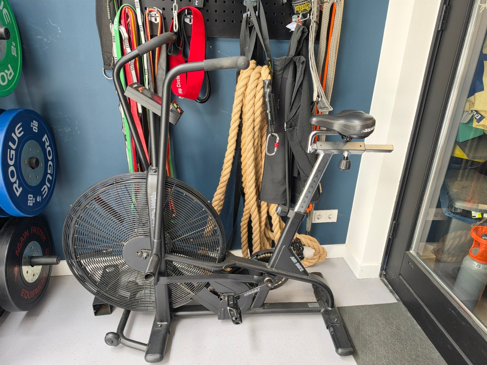 Assault Air Bike Pro - Zeer goede staat, Sport en Fitness, Fitnessapparatuur, Ophalen, Benen, Zo goed als nieuw, Airbike