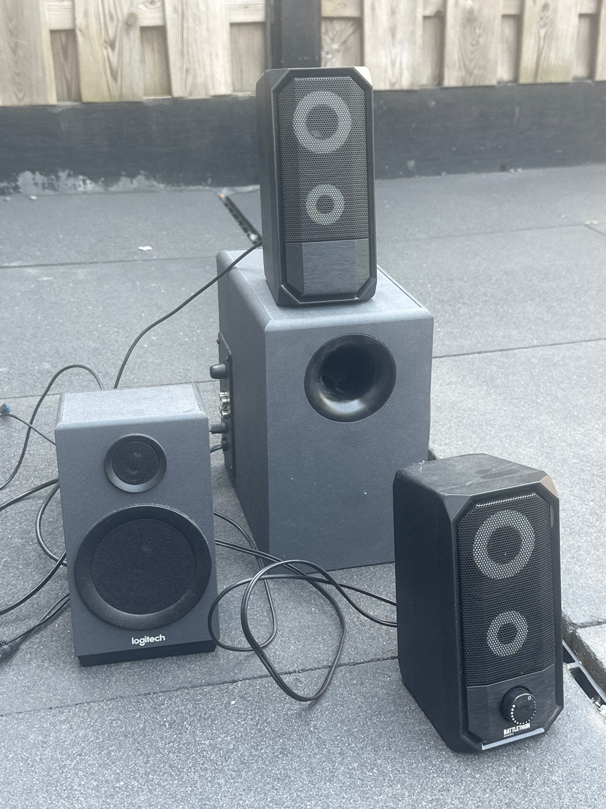 Logitech en Battletron 2.1 speakerset met subwoofer, Ophalen of Verzenden, Gebruikt, Minder dan 60 watt, Complete surroundset
