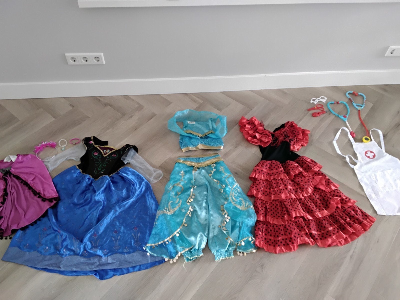 Verkleedkleding: Anna, Jasmine, Spaanse jurk & dokterset, Ophalen of Verzenden, Gebruikt, 122 t/m 128, Meisje