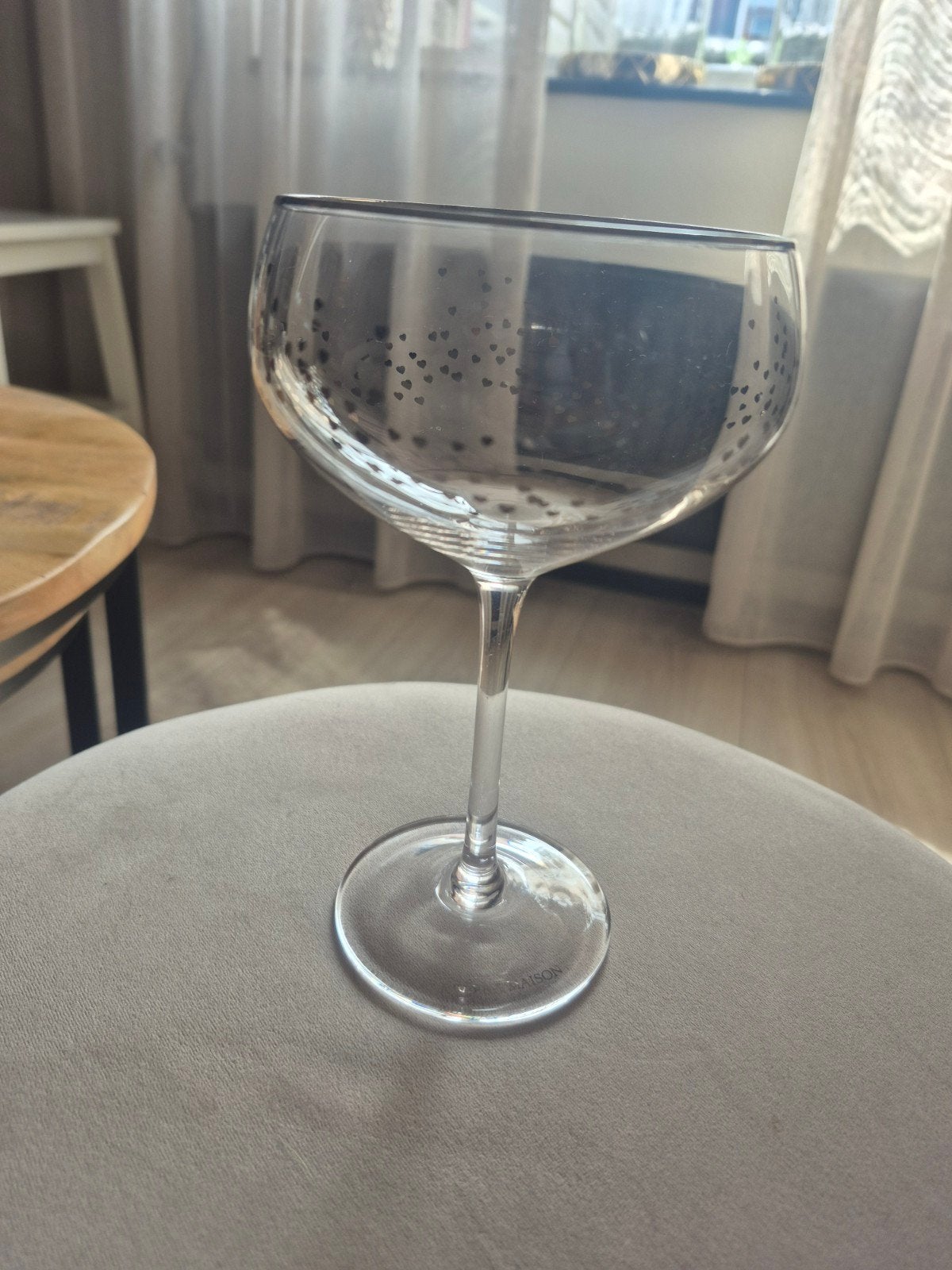 Riviera Maison cocktailglas met hartjes - Zo goed als nieuw, Ophalen of Verzenden, Zo goed als nieuw, Glas, Glas of Glazen