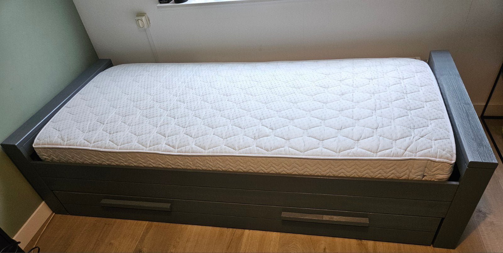 Eenpersoonsbed Woood Dennis staalgrijs met lade en matras, Ophalen, Gebruikt, 90 cm, Eenpersoons