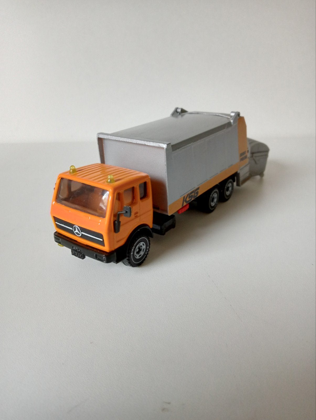Siku Mercedes-Benz Vuilniswagen met Container nieuw., Ophalen of Verzenden, Nieuw, Bus of Vrachtwagen, SIKU