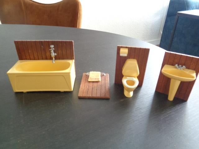 Lundby badkamer (bad, wastafel, WC, handdoekenrek)., Ophalen of Verzenden, Poppenhuis