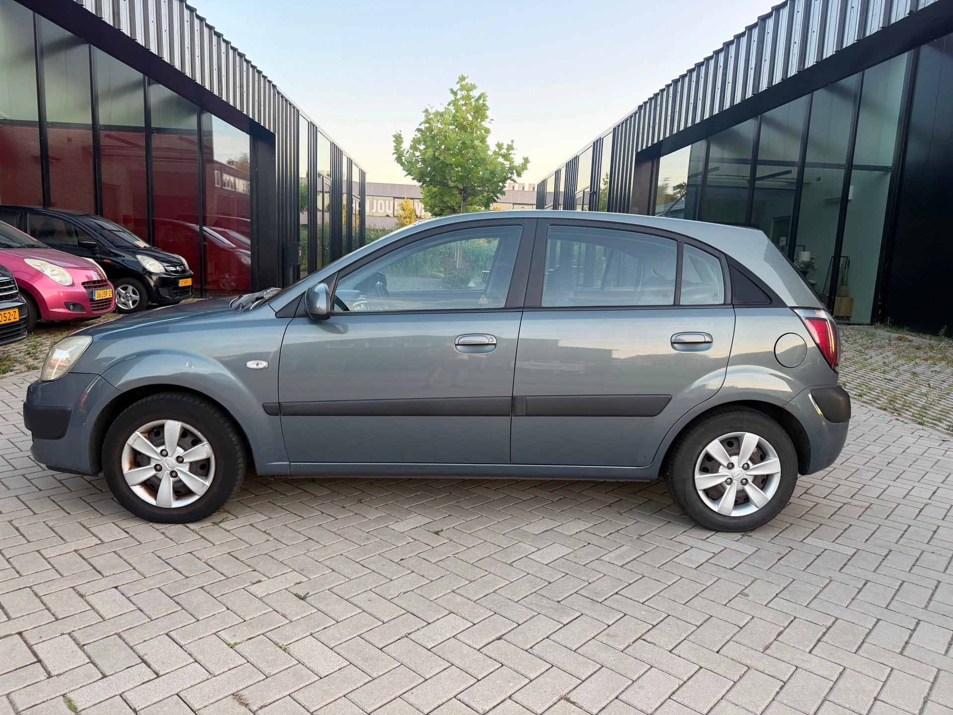 Kia Rio 1.4 Fifteen Automaat Airco Trekhaak NL Auto NAP, Auto's, Stof, Gebruikt, Zwart, 49 €/maand
