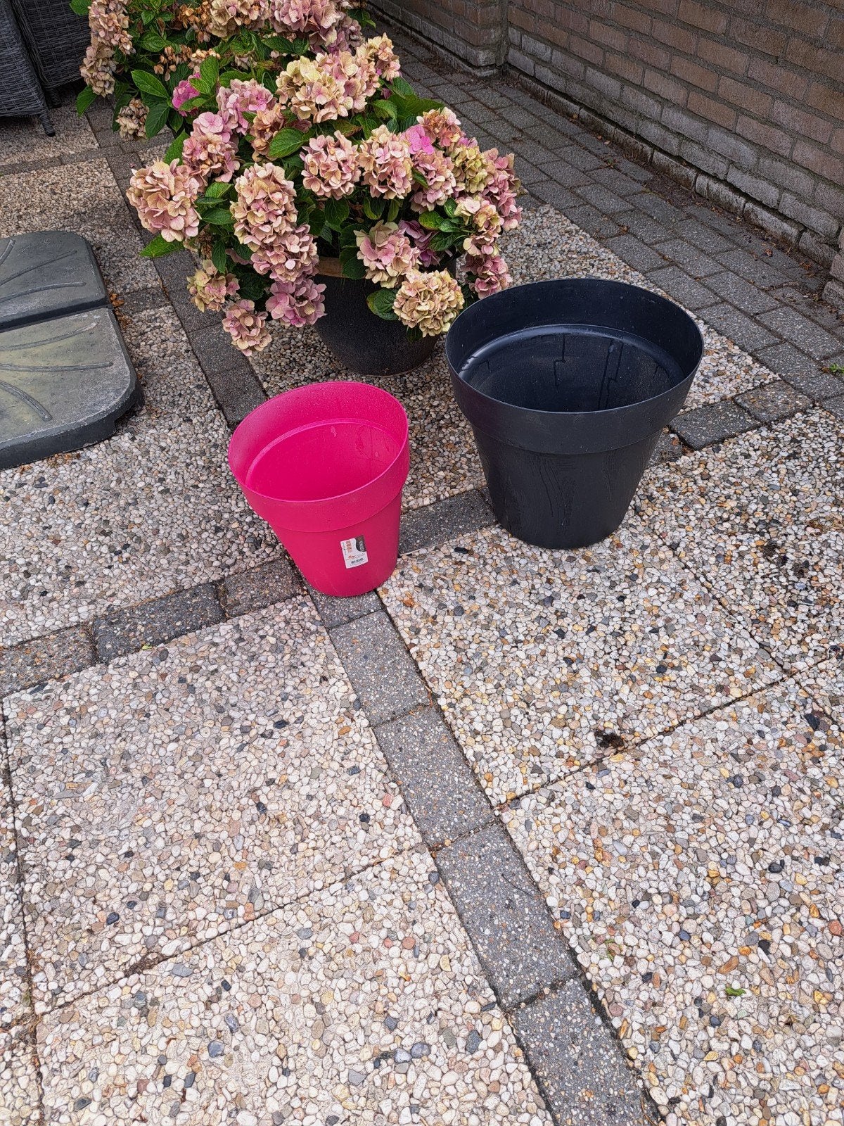 2 plastic bloempotten - roze en zwart zgan, Ophalen, Kunststof, Gebruikt, Rond