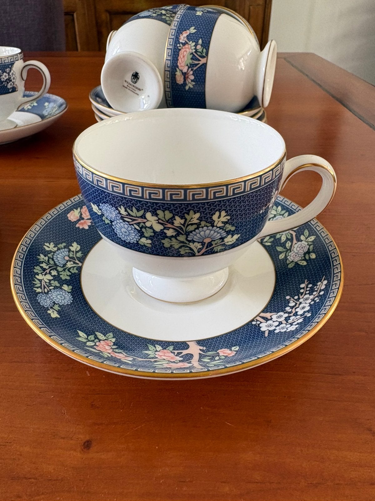 6 theekopjes en schoteltjes, 3 gebaksbordjes van Wedgewood, Ophalen, Zo goed als nieuw, Porselein, Kop en/of schotel