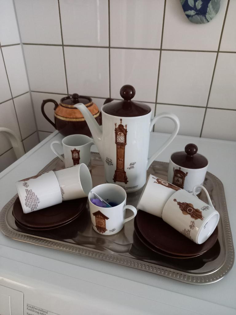 servies met afbeelding van klokken, Huis en Inrichting, Keuken | Servies, Ophalen of Verzenden, Overige stijlen, Kop(pen) en/of Schotel(s)