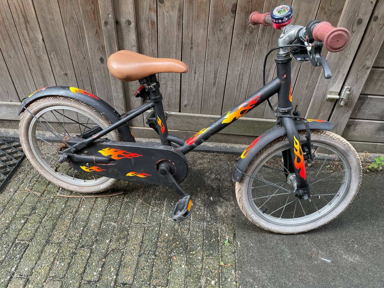 Stoere kinderfiets met vlammen - Zadel 50cm, Fietsen en Brommers, Ophalen, Gebruikt, Velgrem, 16 tot 20 inch