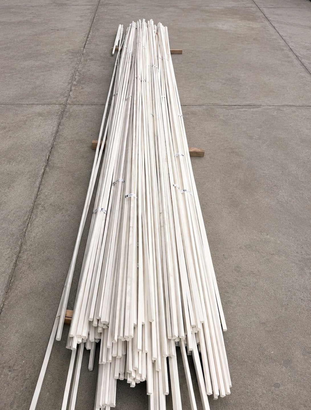 193 Mahonie glaslatten E1 17x15 KOMO gegrond 590 cm, Ophalen, Overige categorieën