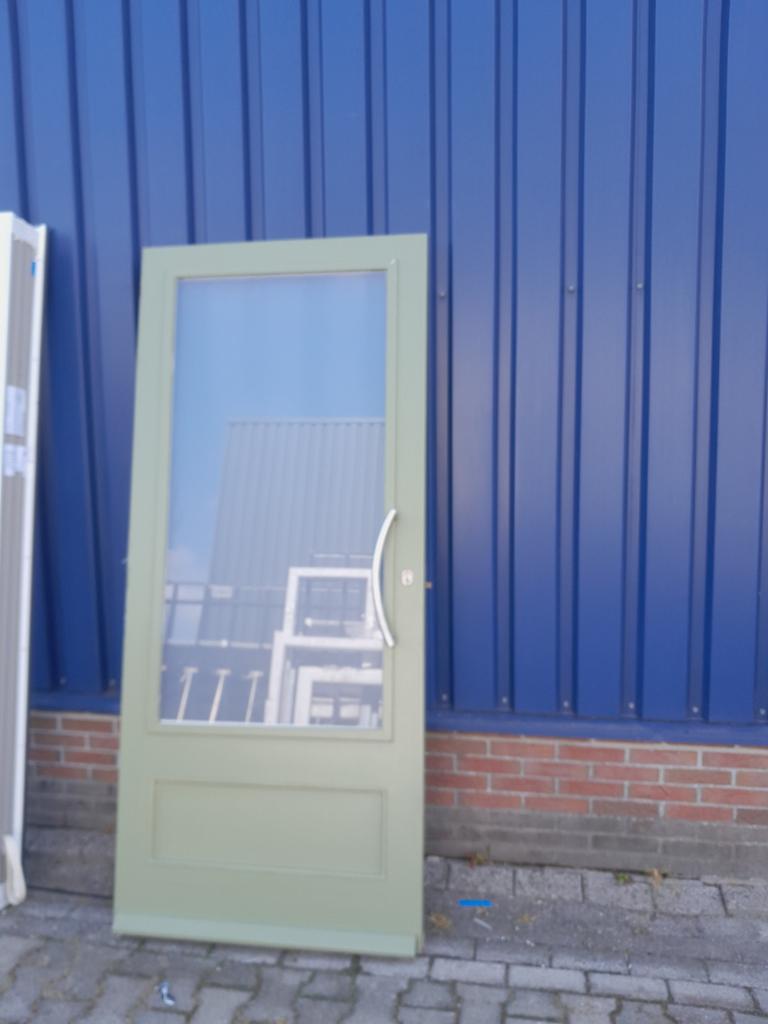 Tekoop hardhouten voordeur, 75 tot 150 cm, Gebruikt, Deurkozijn, Ophalen of Verzenden