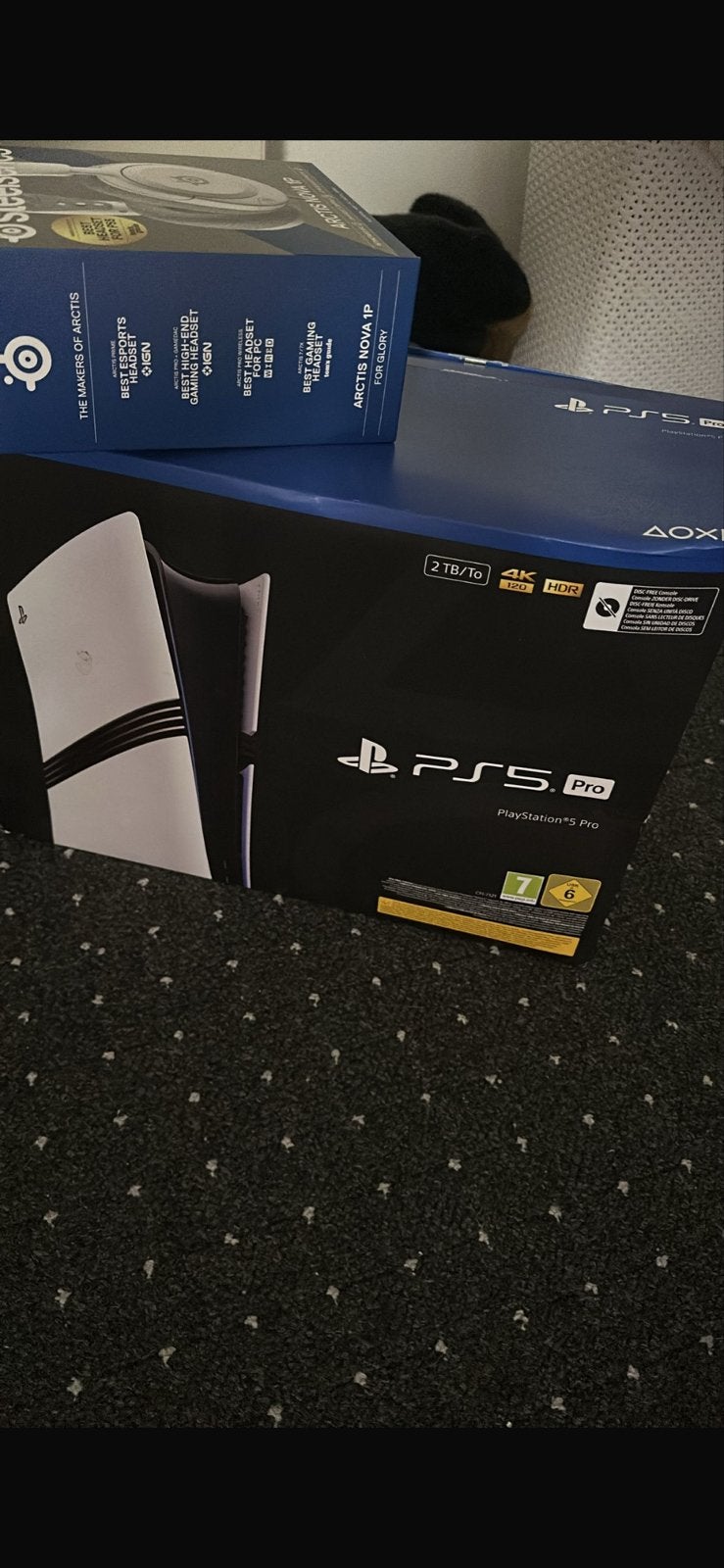 PS5 Pro met headset en 2 controllers - Zo goed als nieuw, Ophalen of Verzenden, Zo goed als nieuw