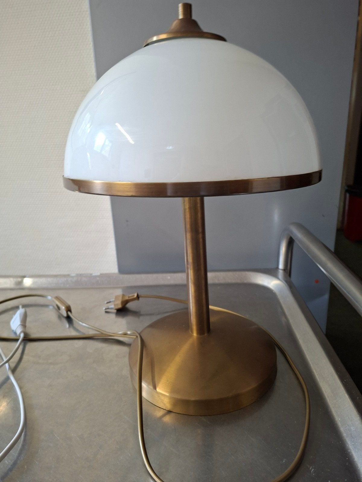 Foto 2 van Vintage Tafellampen met Melkglas Kap - Koperkleurig