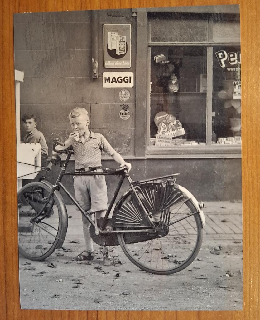Foto jongen met fiets in Brunssum 1940, Verzenden, Foto, Nieuw, Voor 1940