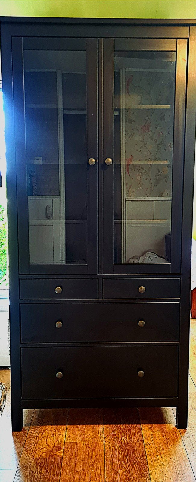 Zwart/bruine houten Hemnes vitrinekast met lades en deuren, Met deur(en), Modern, 150 tot 200 cm, 25 tot 50 cm