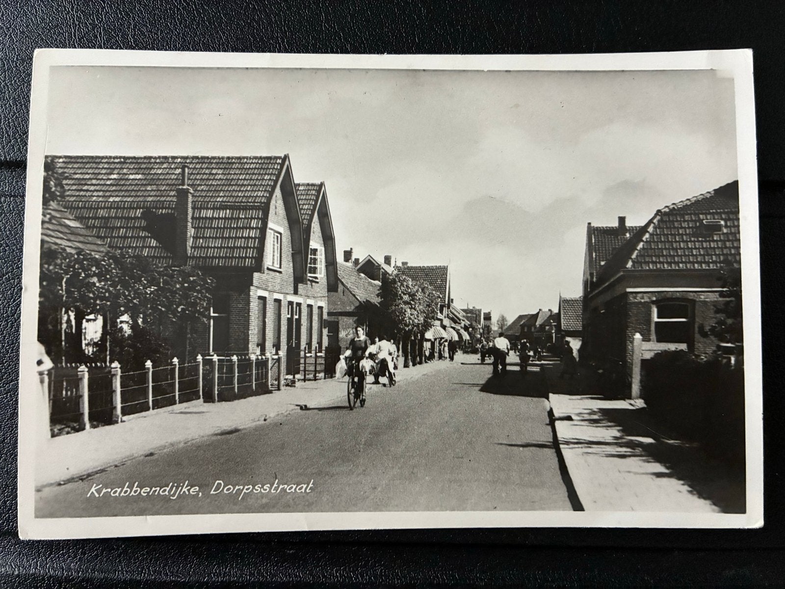 Oude ansichtkaart Dorpsstraat Krabbendijke (1953), Verzenden, 1940 tot 1960, Gelopen, Zeeland