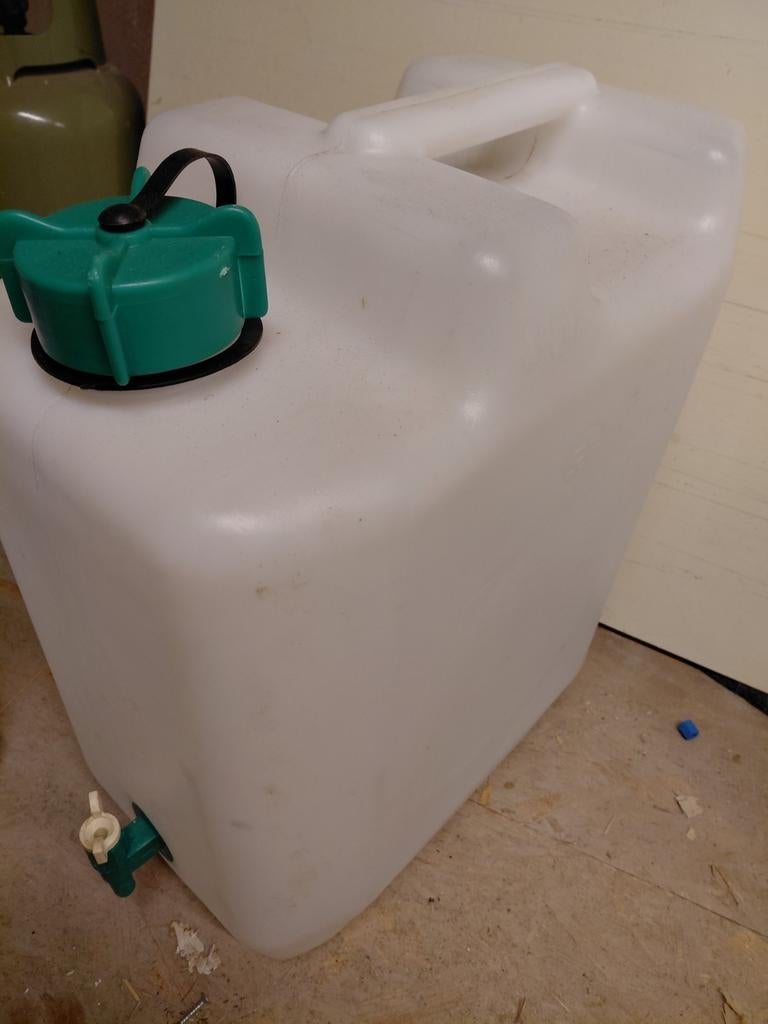 Witte jerrycan met kraantje en grote vulopening, Ophalen, Gebruikt