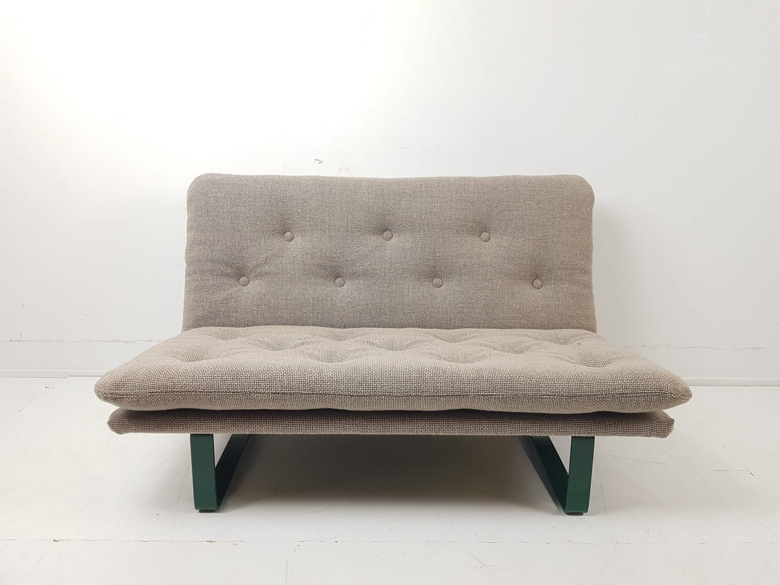 Vintage Artifort bankje Kho Liang Le beige ploegstof groen, 90 cm, Bruin, Tweepersoons, Ophalen of Verzenden