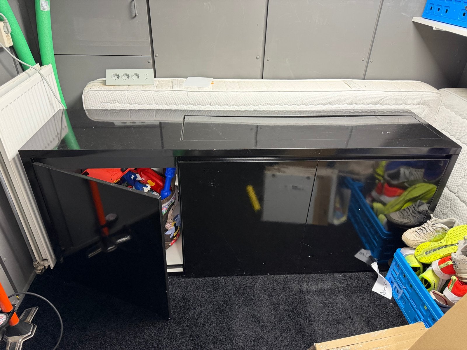 Zwart TV-meubel met opbergruimte, Overige materialen, Gebruikt, 150 tot 200 cm, Ophalen of Verzenden