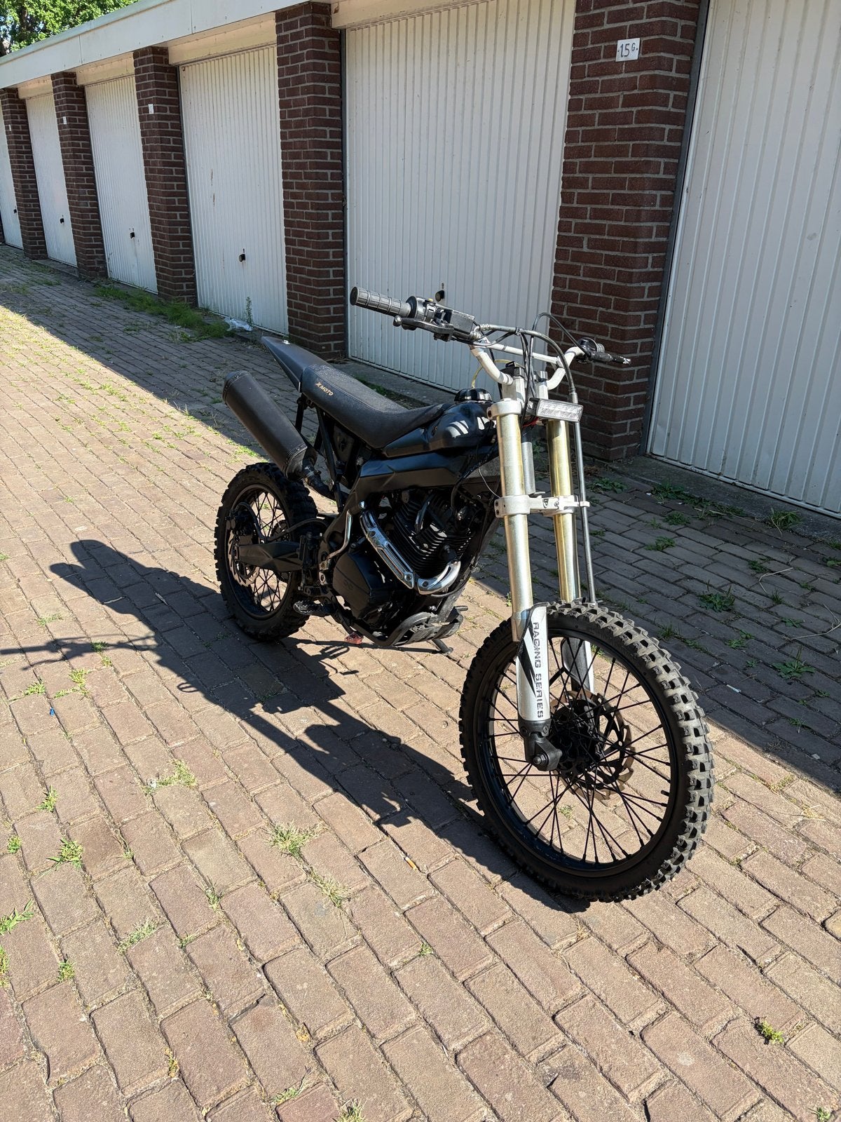 Zwarte Dirtbike/crossmotor - 250cc, Fietsen en Brommers, Ophalen, Gebruikt, Schijfrem, Dirtbike