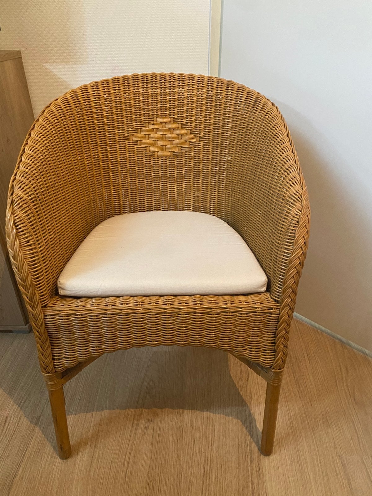 Rieten stoel met kussen, Huis en Inrichting, Stoelen, Ophalen, Overige kleuren, Riet of Rotan, Zo goed als nieuw