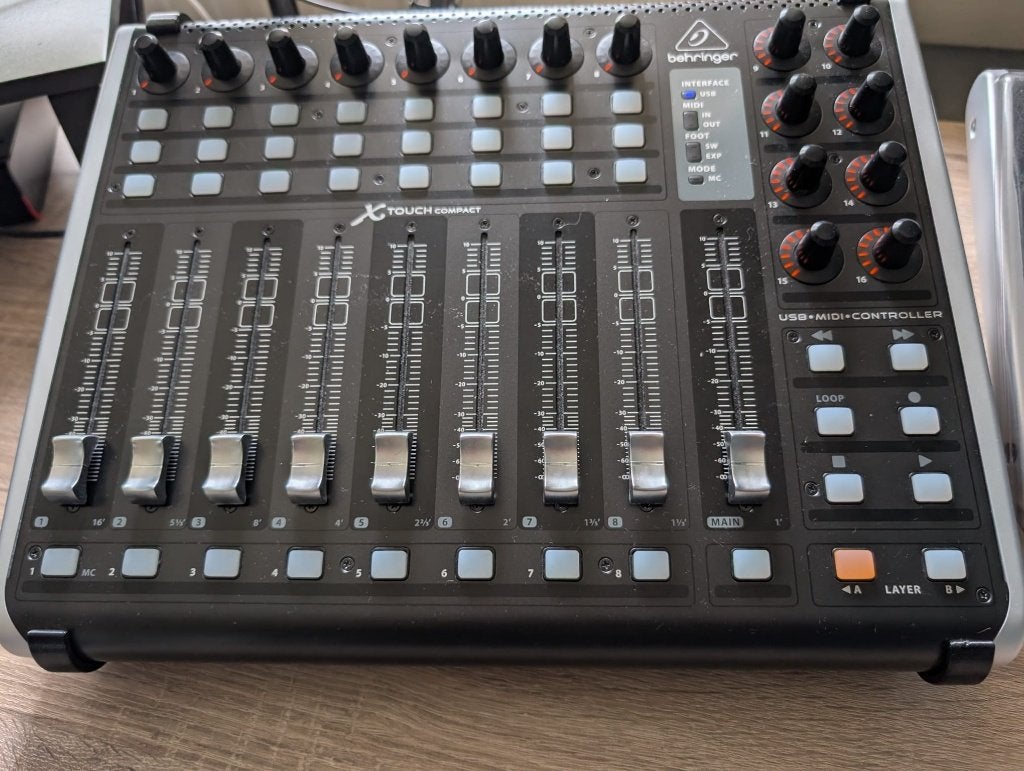 Behringer X-Touch Compact, Muziek en Instrumenten, Midi-apparatuur, Zo goed als nieuw, Ophalen
